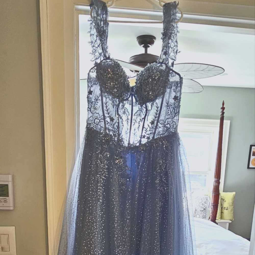 Cinderella style gown, XS, perfect condition, dress size 4 to 6